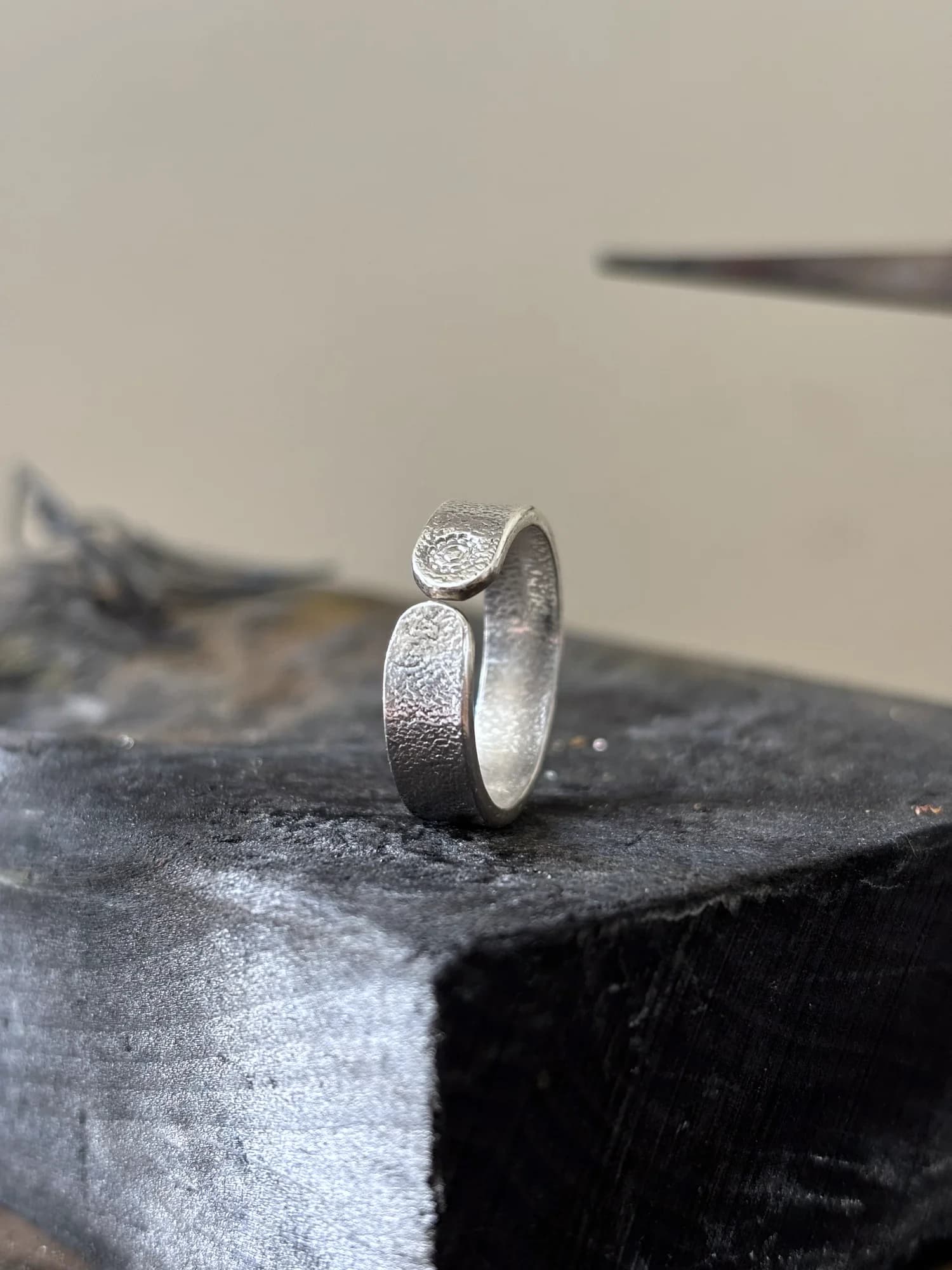 Silberring mit Walzenprägung, seitliche Ansicht mit Öffnung