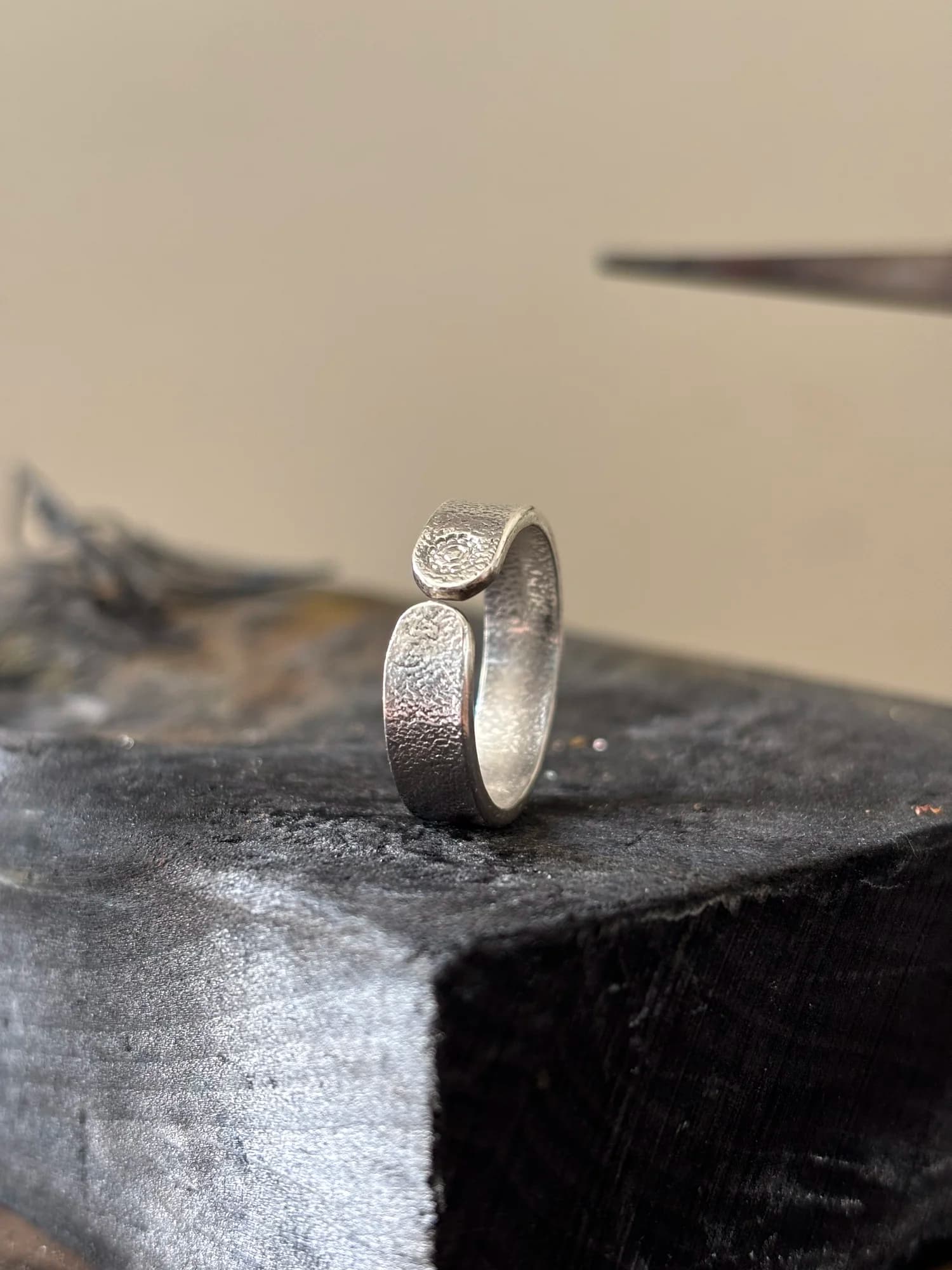 Silberring mit Walzenprägung, seitliche Ansicht mit Öffnung