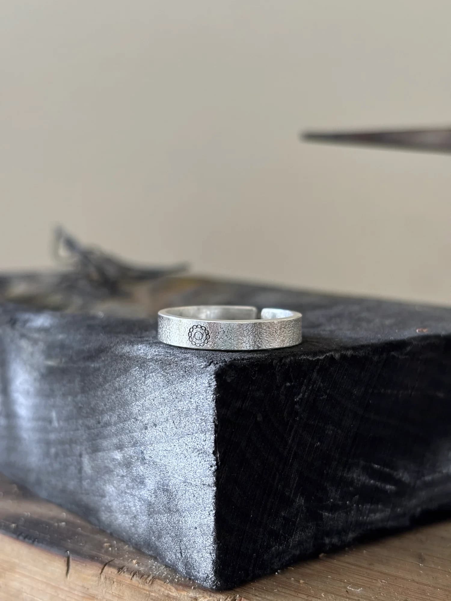 Schmaler eckiger Silberring, seitliche Ansicht mit Prägung