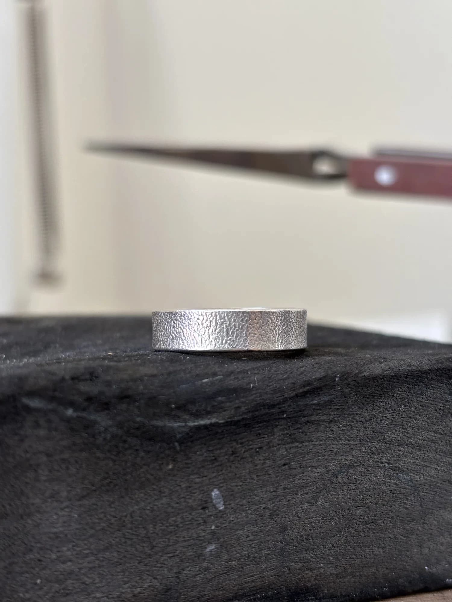 Detailaufnahme der MADU JIWA-Punze am Ringende.