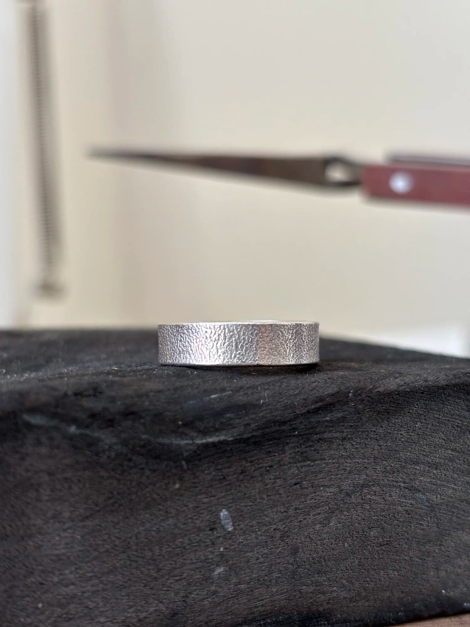 Detailaufnahme der MADU JIWA-Punze am Ringende.