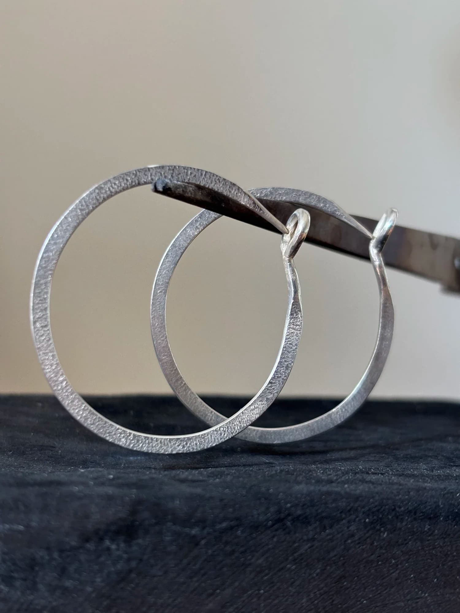 Silber-Ohrring — Jejak Waktu No. 16 von MADU JIWA, Creolen von der Seite mit aus dem Reif gebogenem Verschluss